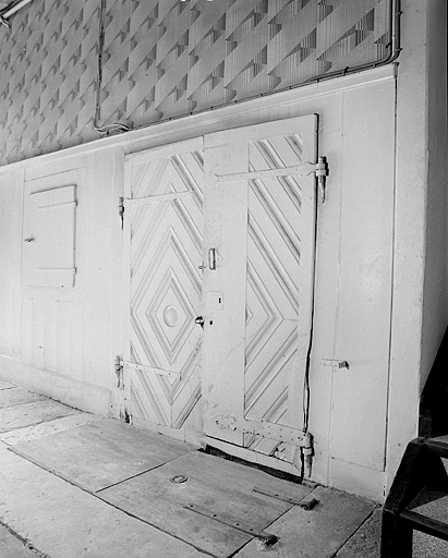 Porte de la cave dans l'allée. © Jérôme Mongreville / Région Bourgogne-Franche-Comté, Inventaire du patrimoine - 1987