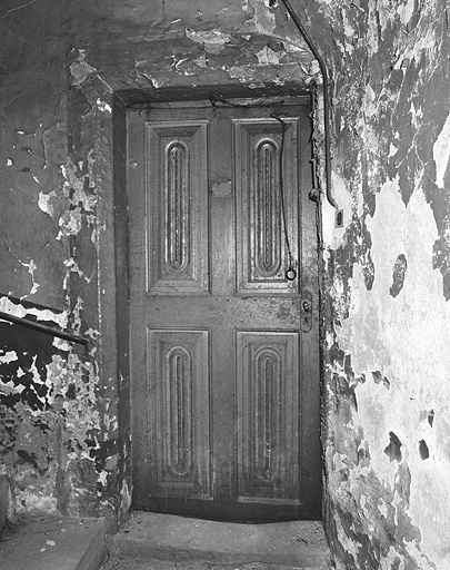 Porte du premier étage dans la tour d'escalier. © Jérôme Mongreville / Région Bourgogne-Franche-Comté, Inventaire du patrimoine - 1987