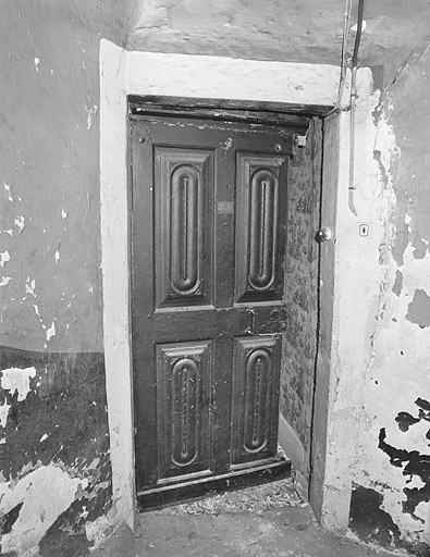Porte du deuxième étage dans la tour d'escalier. © Jérôme Mongreville / Région Bourgogne-Franche-Comté, Inventaire du patrimoine - 1987
