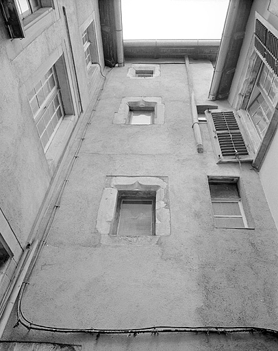 Maison 27, rue des Febvres. Tour d'escalier. Première moitié 16e siècle. © Jérôme Mongreville / Région Bourgogne-Franche-Comté, Inventaire du patrimoine - 1987