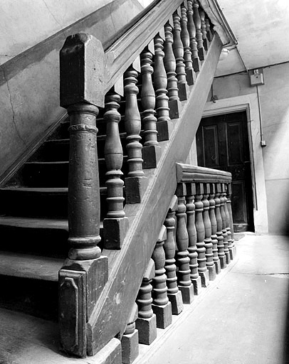 Escalier vu au niveau du premier étage. © Jérôme Mongreville / Région Bourgogne-Franche-Comté, Inventaire du patrimoine - 1987 Escalier vu au niveau du premier étage. © Jérôme Mongreville / Région Bourgogne-Franche-Comté, Inventaire du patrimoine - 1987