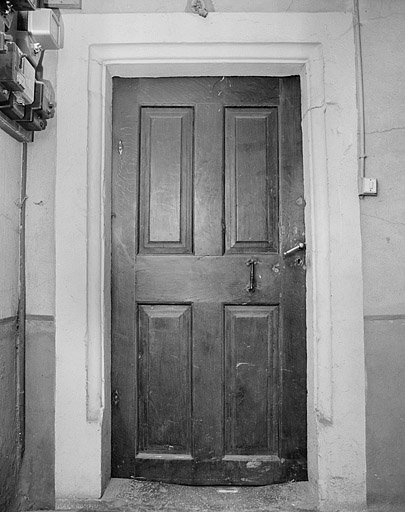 Porte donnant sur la galerie de liaison au premier étage du corps sur rue. © Jérôme Mongreville / Région Bourgogne-Franche-Comté, Inventaire du patrimoine - 1987 Porte donnant sur la galerie de liaison au premier étage du corps sur rue. © Jérôme Mongreville / Région Bourgogne-Franche-Comté, Inventaire du patrimoine - 1987