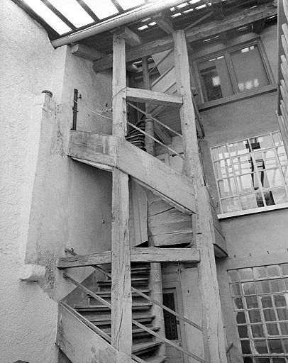 Maison 53, rue Georges-Clémenceau. Escalier. 16e ou 17e siècle. © Jérôme Mongreville / Région Bourgogne-Franche-Comté, Inventaire du patrimoine - 1987