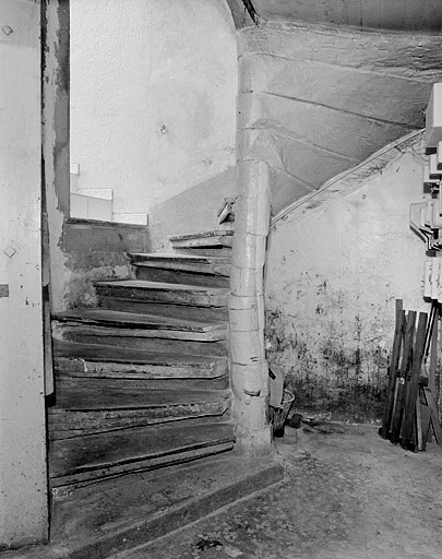 Maison 53, rue Georges-Clémenceau. Escalier. 16e ou 17e siècle. © Jérôme Mongreville / Région Bourgogne-Franche-Comté, Inventaire du patrimoine - 1987