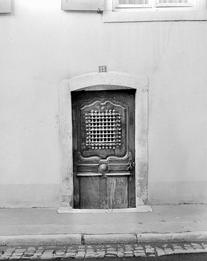 Maison 13, place Saint-Martin. Porte. 18e siècle. © Jérôme Mongreville / Région Bourgogne-Franche-Comté, Inventaire du patrimoine - 1987