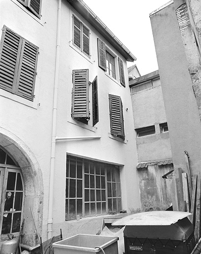 Partie droite de la façade sur cour du corps de bâtiment principal. © Jérôme Mongreville / Région Bourgogne-Franche-Comté, Inventaire du patrimoine - 1987 Partie droite de la façade sur cour du corps de bâtiment principal. © Jérôme Mongreville / Région Bourgogne-Franche-Comté, Inventaire du patrimoine - 1987