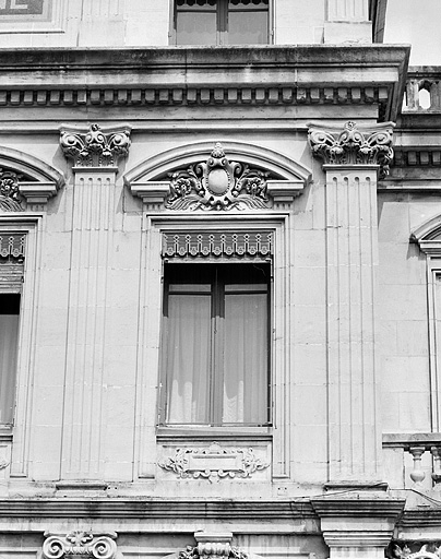 Banque. Façade principale, fenêtre de l'étage. © Jérôme Mongreville / Région Bourgogne-Franche-Comté, Inventaire du patrimoine - 1987