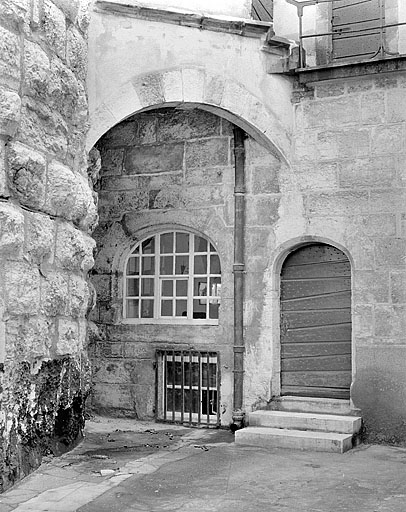 Arc soutenant la tourelle d'escalier de la tour Henriette. © Jérôme Mongreville / Région Bourgogne-Franche-Comté, Inventaire du patrimoine - 1987