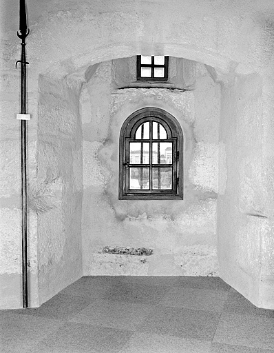 Tour Henriette. Fenêtre du troisième niveau. © Jérôme Mongreville / Région Bourgogne-Franche-Comté, Inventaire du patrimoine - 1987