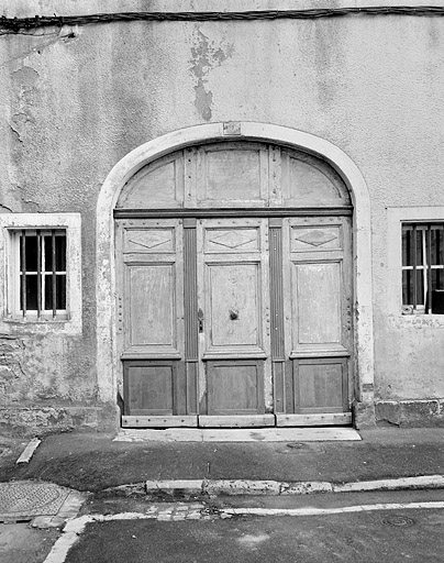 Portail de la maison édifiée à l'emplacement de l'ancienne grange. © Jérôme Mongreville / Région Bourgogne-Franche-Comté, Inventaire du patrimoine - 1987 Portail de la maison édifiée à l'emplacement de l'ancienne grange. © Jérôme Mongreville / Région Bourgogne-Franche-Comté, Inventaire du patrimoine - 1987