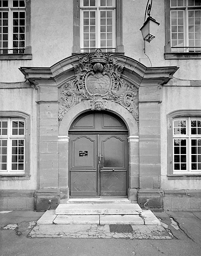 Portail du corps de bâtiment principal. © Jérôme Mongreville / Région Bourgogne-Franche-Comté, Inventaire du patrimoine - 1987