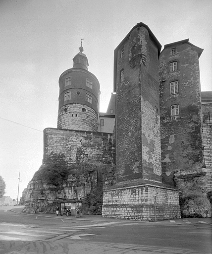 Tour Henriette et tour en éperon. © Jérôme Mongreville / Région Bourgogne-Franche-Comté, Inventaire du patrimoine - 1987