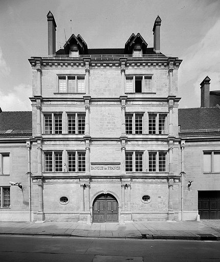 Façade sur la place. © Yves Sancey / Région Bourgogne-Franche-Comté, Inventaire du patrimoine - 1987