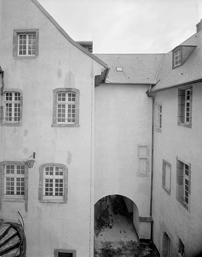 Au centre, passage conduisant à la cour principale ; à gauche, corps de bâtiment principal ; à droite, façade de la tour en éperon. © Jérôme Mongreville / Région Bourgogne-Franche-Comté, Inventaire du patrimoine - 1987