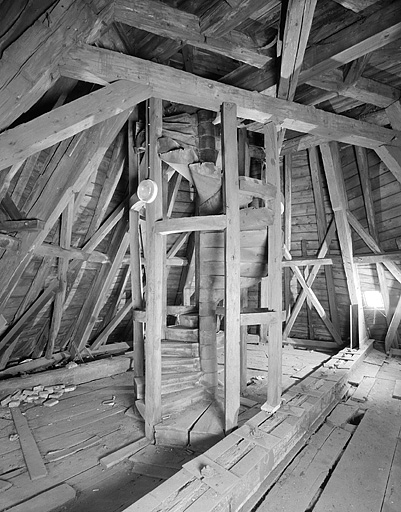 Tour Henriette. Charpente et escalier conduisant au lanternon. © Jérôme Mongreville / Région Bourgogne-Franche-Comté, Inventaire du patrimoine - 1987