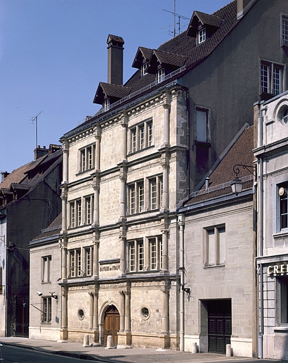 Façade sur la place. © Jérôme Mongreville / Région Bourgogne-Franche-Comté, Inventaire du patrimoine - 1988