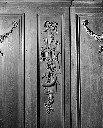 Panneau : chute d'instruments de musique. © Yves Sancey / Région Bourgogne-Franche-Comté, Inventaire du patrimoine - 1988