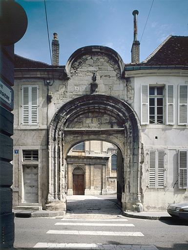 Portail d'entrée du couvent. © Yves Sancey / Région Bourgogne-Franche-Comté, Inventaire du patrimoine - 1988
