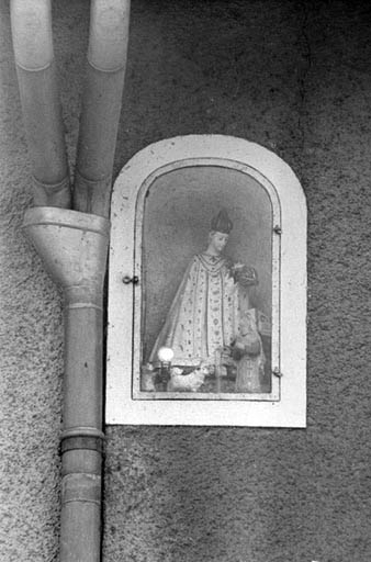 Statuette de la Vierge, sur la façade latérale gauche. © Laurent Poupard / Région Bourgogne-Franche-Comté, Inventaire du patrimoine - 1988