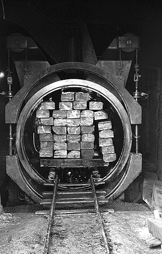 L'autoclave chargé. © Laurent Poupard / Région Bourgogne-Franche-Comté, Inventaire du patrimoine - 1988