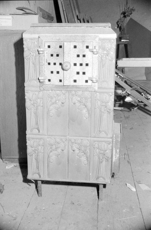 Poêle fabriqué par la faïencerie (exemplaire incomplet). © Laurent Poupard / Région Bourgogne-Franche-Comté, Inventaire du patrimoine - 1988