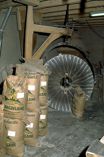 Minoterie (G), rez-de-chaussée : potence et meule. © Laurent Poupard / Région Bourgogne-Franche-Comté, Inventaire du patrimoine - 1988