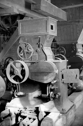 Minoterie, étage : appareil à cylindres Lacroix. © Laurent Poupard / Région Bourgogne-Franche-Comté, Inventaire du patrimoine - 1988