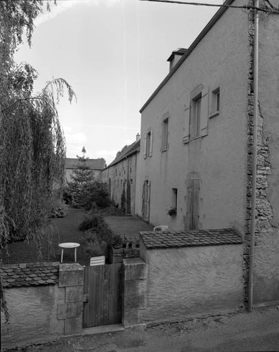 Façades postérieures des bâtiments situés à gauche de la cour. © Yves Sancey / Région Bourgogne-Franche-Comté, Inventaire du patrimoine - 1988