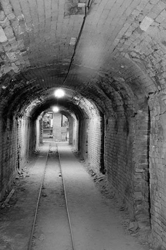 Atelier (A) : intérieur de l'ancien four Hoffmann. © Laurent Poupard / Région Bourgogne-Franche-Comté, Inventaire du patrimoine - 1989