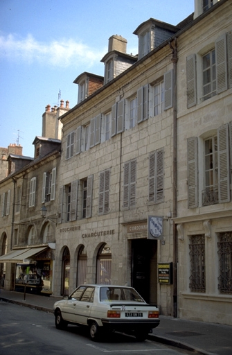 Façade antérieure de la maison, vue de trois quarts droit. © Laurent Poupard / Région Bourgogne-Franche-Comté, Inventaire du patrimoine - 1989 Façade antérieure de la maison, vue de trois quarts droit. © Laurent Poupard / Région Bourgogne-Franche-Comté, Inventaire du patrimoine - 1989