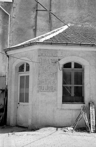 Pan coupé de l'atelier de fabrication et publicité peinte. © Laurent Poupard / Région Bourgogne-Franche-Comté, Inventaire du patrimoine - 1989 Pan coupé de l'atelier de fabrication et publicité peinte. © Laurent Poupard / Région Bourgogne-Franche-Comté, Inventaire du patrimoine - 1989
