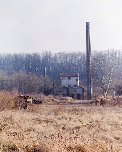Forge Neuve. Centrale électrique, monte-charge du haut-fourneau et cheminée vus du nord-ouest. © Yves Sancey / Région Bourgogne-Franche-Comté, Inventaire du patrimoine - 1989 Forge Neuve. Centrale électrique, monte-charge du haut-fourneau et cheminée vus du nord-ouest. © Yves Sancey / Région Bourgogne-Franche-Comté, Inventaire du patrimoine - 1989