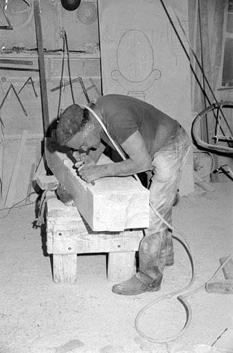 Taille de la pierre au burin pneumatique (J. Faccenda). © Laurent Poupard / Région Bourgogne-Franche-Comté, Inventaire du patrimoine - 1989