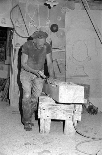 Taille de la pierre au burin (J. Faccenda). © Laurent Poupard / Région Bourgogne-Franche-Comté, Inventaire du patrimoine - 1989