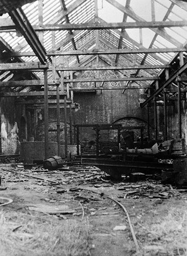 L'usine en ruines : intérieur d'un atelier de fabrication. © Jérôme  Mongreville (reproduction) / Région Bourgogne-Franche-Comté, Inventaire du patrimoine - 1989 L'usine en ruines : intérieur d'un atelier de fabrication. © Jérôme  Mongreville (reproduction) / Région Bourgogne-Franche-Comté, Inventaire du patrimoine - 1989