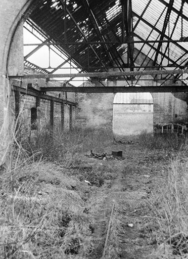L'usine en ruines : intérieur d'un atelier de fabrication. © Jérôme  Mongreville (reproduction) / Région Bourgogne-Franche-Comté, Inventaire du patrimoine - 1989 L'usine en ruines : intérieur d'un atelier de fabrication. © Jérôme  Mongreville (reproduction) / Région Bourgogne-Franche-Comté, Inventaire du patrimoine - 1989
