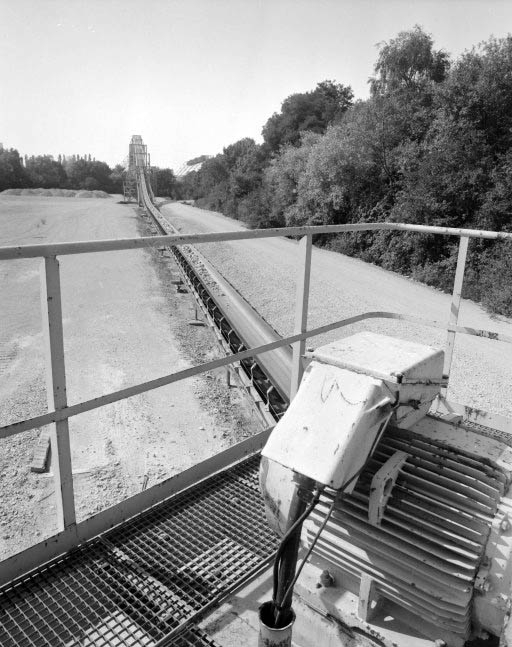 Transporteur automatique à bande et portique sur le canal, vus depuis l'installation de renvoi (3). © Yves Sancey / Région Bourgogne-Franche-Comté, Inventaire du patrimoine - 1989 Transporteur automatique à bande et portique sur le canal, vus depuis l'installation de renvoi (3). © Yves Sancey / Région Bourgogne-Franche-Comté, Inventaire du patrimoine - 1989
