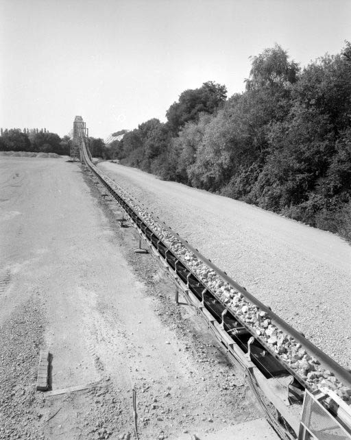 Transporteur automatique à bande et portique sur le canal, vus depuis l'installation de renvoi (vue rapprochée). © Yves Sancey / Région Bourgogne-Franche-Comté, Inventaire du patrimoine - 1989 Transporteur automatique à bande et portique sur le canal, vus depuis l'installation de renvoi (vue rapprochée). © Yves Sancey / Région Bourgogne-Franche-Comté, Inventaire du patrimoine - 1989