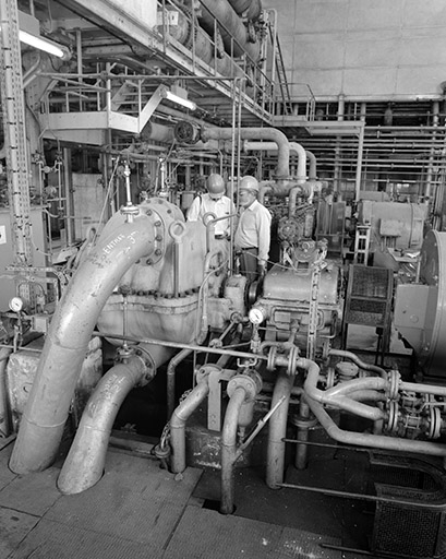 Usine d'électrolyse, Salle 3 : détail du compresseur Rateau et du variateur SACM (vue en hauteur). © Yves Sancey / Région Bourgogne-Franche-Comté, Inventaire du patrimoine - 1989 Usine d'électrolyse, Salle 3 : détail du compresseur Rateau et du variateur SACM (vue en hauteur). © Yves Sancey / Région Bourgogne-Franche-Comté, Inventaire du patrimoine - 1989