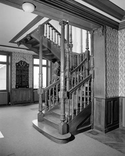 Logement patronal (A) : escalier dans-oeuvre. © Yves Sancey / Région Bourgogne-Franche-Comté, Inventaire du patrimoine - 1989 Logement patronal (A) : escalier dans-oeuvre. © Yves Sancey / Région Bourgogne-Franche-Comté, Inventaire du patrimoine - 1989