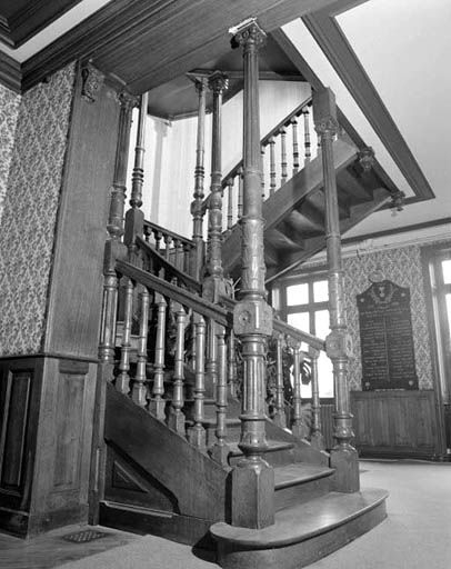 Logement patronal (A) : escalier dans-oeuvre. © Yves Sancey / Région Bourgogne-Franche-Comté, Inventaire du patrimoine - 1989 Logement patronal (A) : escalier dans-oeuvre. © Yves Sancey / Région Bourgogne-Franche-Comté, Inventaire du patrimoine - 1989