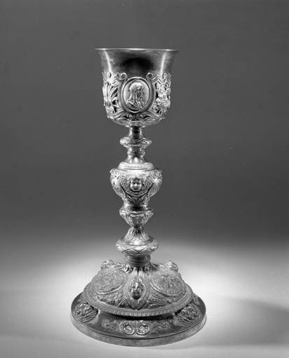 Vue du calice du côté du buste de la Vierge. © Jérôme Mongreville / Région Bourgogne-Franche-Comté, Inventaire du patrimoine - 1989