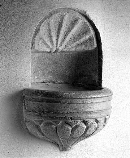 Vue d'un des deux bénitiers. © Jérôme Mongreville / Région Bourgogne-Franche-Comté, Inventaire du patrimoine - 1989