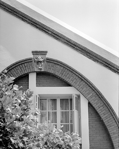 Bureaux : mascaron droit. © Yves Sancey / Région Bourgogne-Franche-Comté, Inventaire du patrimoine - 1989
