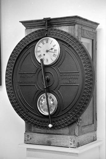 Bureau (1) : pointeuse Howard Bros. © Laurent Poupard / Région Bourgogne-Franche-Comté, Inventaire du patrimoine - 1989 Bureau (1) : pointeuse Howard Bros. © Laurent Poupard / Région Bourgogne-Franche-Comté, Inventaire du patrimoine - 1989