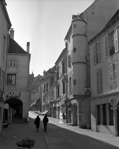 Vue de la Grande rue depuis le carrefour de la rue de l'Abreuvoir. © Yves Sancey / Région Bourgogne-Franche-Comté, Inventaire du patrimoine - 1989