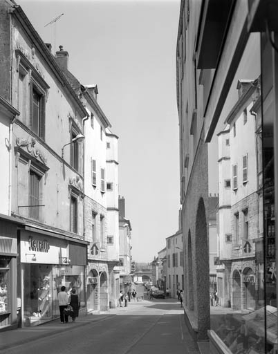 Vue de la Grande rue au niveau du n° 99. © Yves Sancey / Région Bourgogne-Franche-Comté, Inventaire du patrimoine - 1989