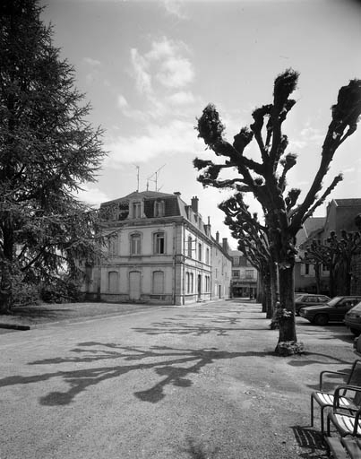 Bâtiment administratif : vue d'ensemble. © Yves Sancey / Région Bourgogne-Franche-Comté, Inventaire du patrimoine - 1989