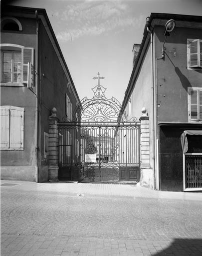 Grille d'entrée de la cour côté Grande Rue : fermée et de face. © Yves Sancey / Région Bourgogne-Franche-Comté, Inventaire du patrimoine - 1989