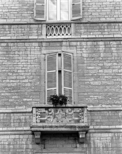 Façade principale : détail d'une baie du premier étage, partie droite. © Yves Sancey / Région Bourgogne-Franche-Comté, Inventaire du patrimoine - 1989